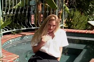 Sexy chick gets herself off outdoors.